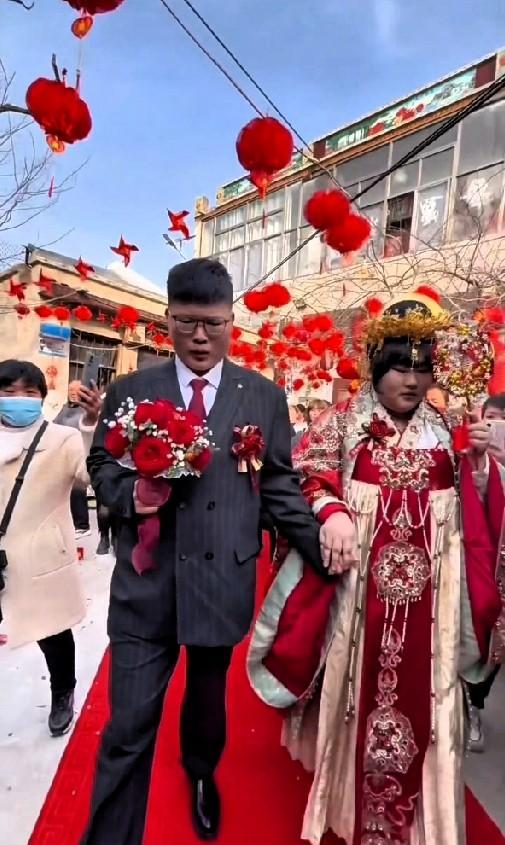 震惊！
大衣哥坐拥亿万家产，竟把亲闺女嫁给“穷小子”种地？
这操作，简直颠覆三观