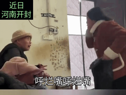 90后年轻女子满面沧桑，照顾痴呆爸爸十余年，她的父亲时而清醒时而糊涂，无时无刻都