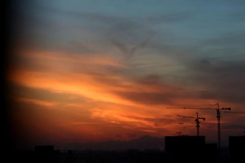 《晚霞》
风引柔条钓碧波， 
伞遮夕影舞婆娑。 
千丝赤焰天将染， 
初夜银盘挽