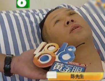 “来，跪下给我倒酒！”杭州萧山，一男子逼着服务员跪下倒酒，还不忘拿酒浇在她头上，