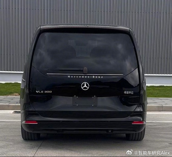 福建奔驰竟然国产VLE了，目前看来前脸有带灯跟不带灯两种，肯定要买带灯的啊，不带