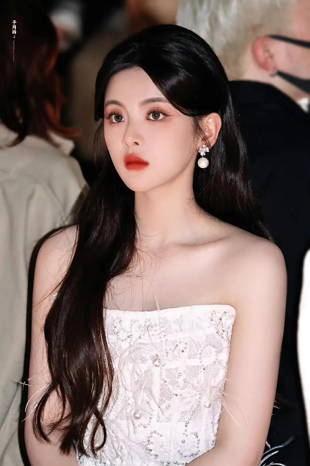 杨超越现在美得很高级啊，妆造团队功不可没[飞吻]