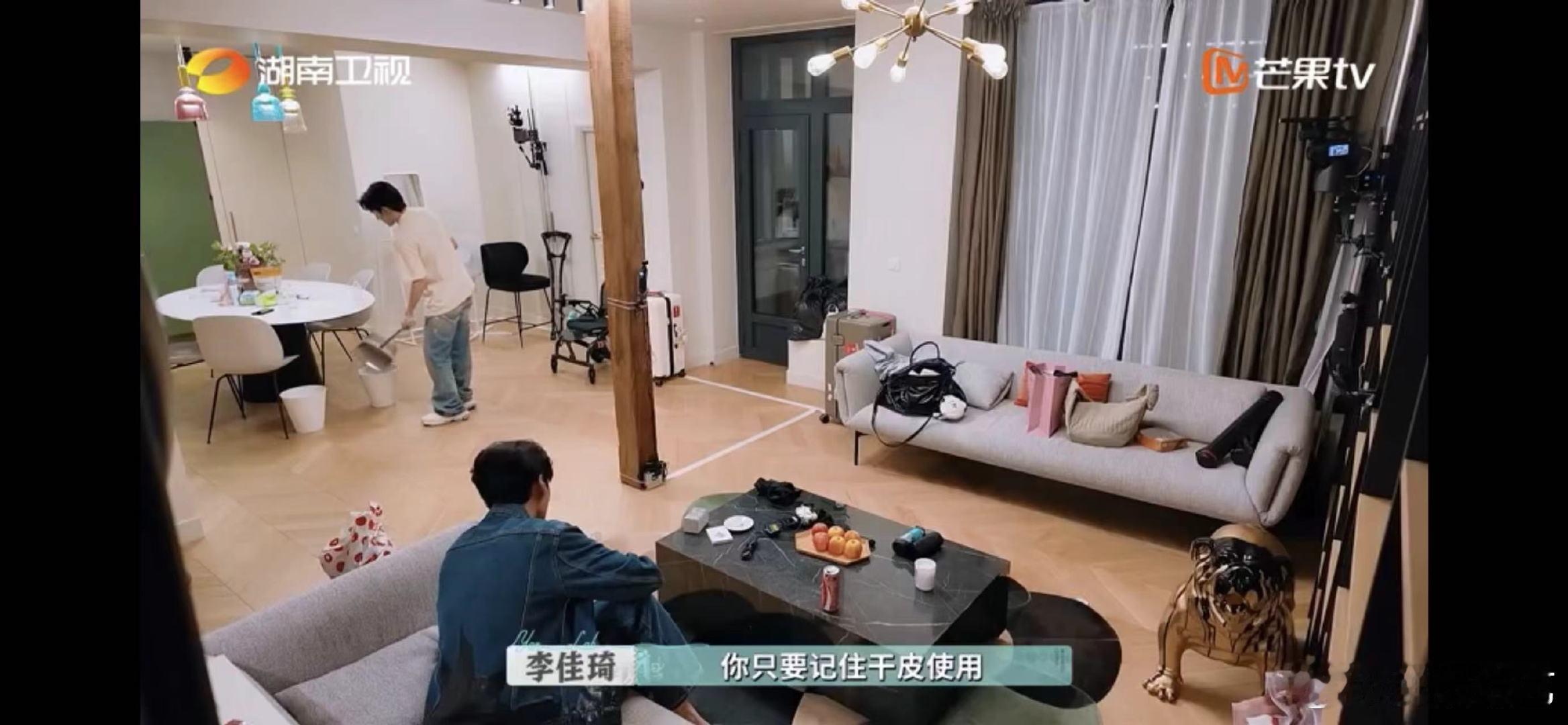 李佳琦[超话]李佳琦紧急培训毕雯珺上岗李佳琦和毕雯珺这波操作我给满分！累了一天回