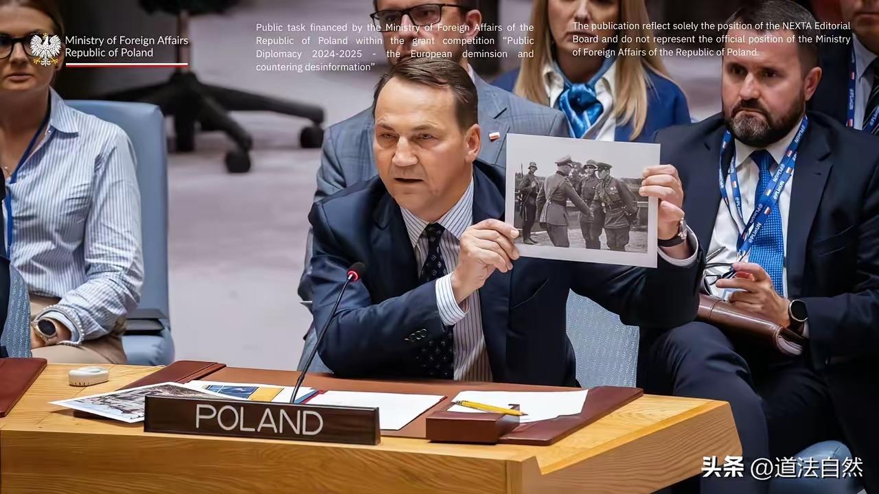 波兰外长拉多斯瓦夫·西科尔斯基在联合国大会上的发言中展示了一张黑白照片，西科尔斯