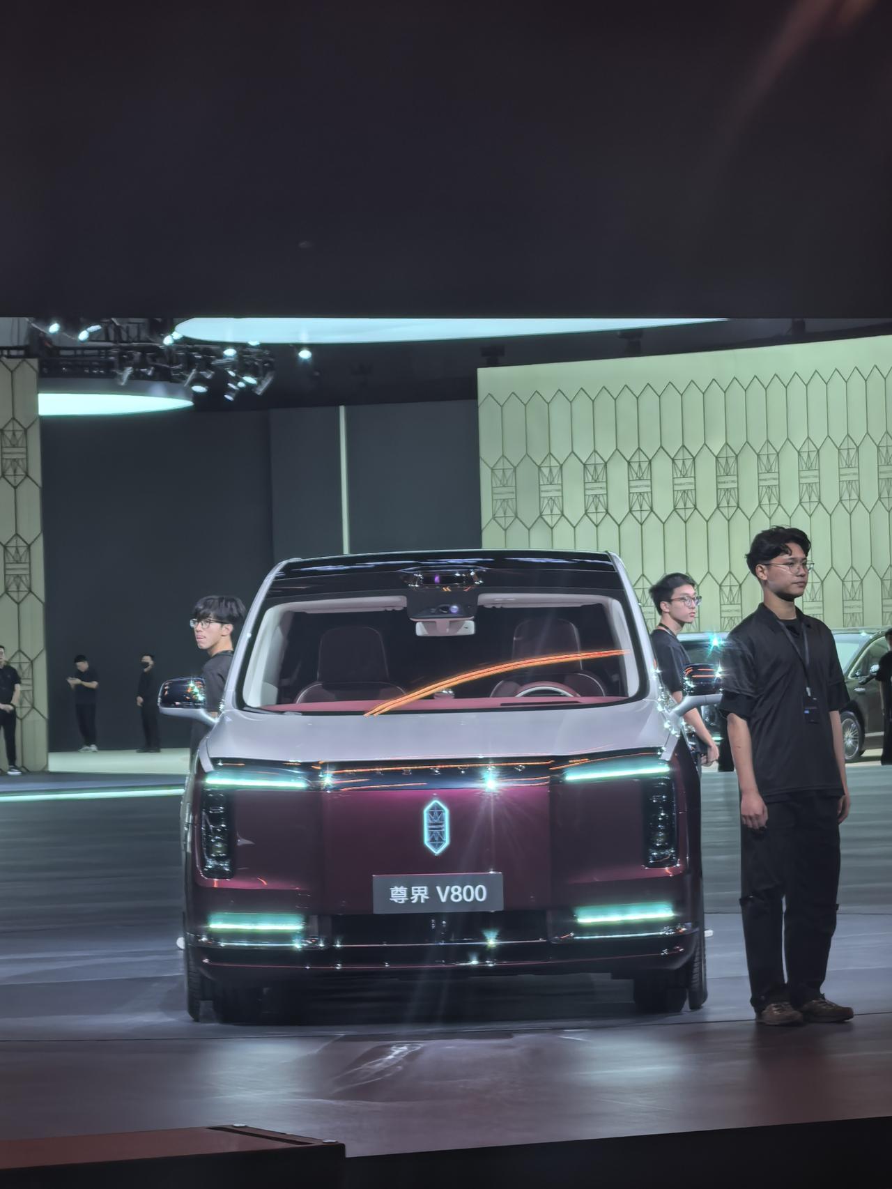 尊界MPV上市 64.8万起售！
2026年8月5日，尊界V800和V680正式
