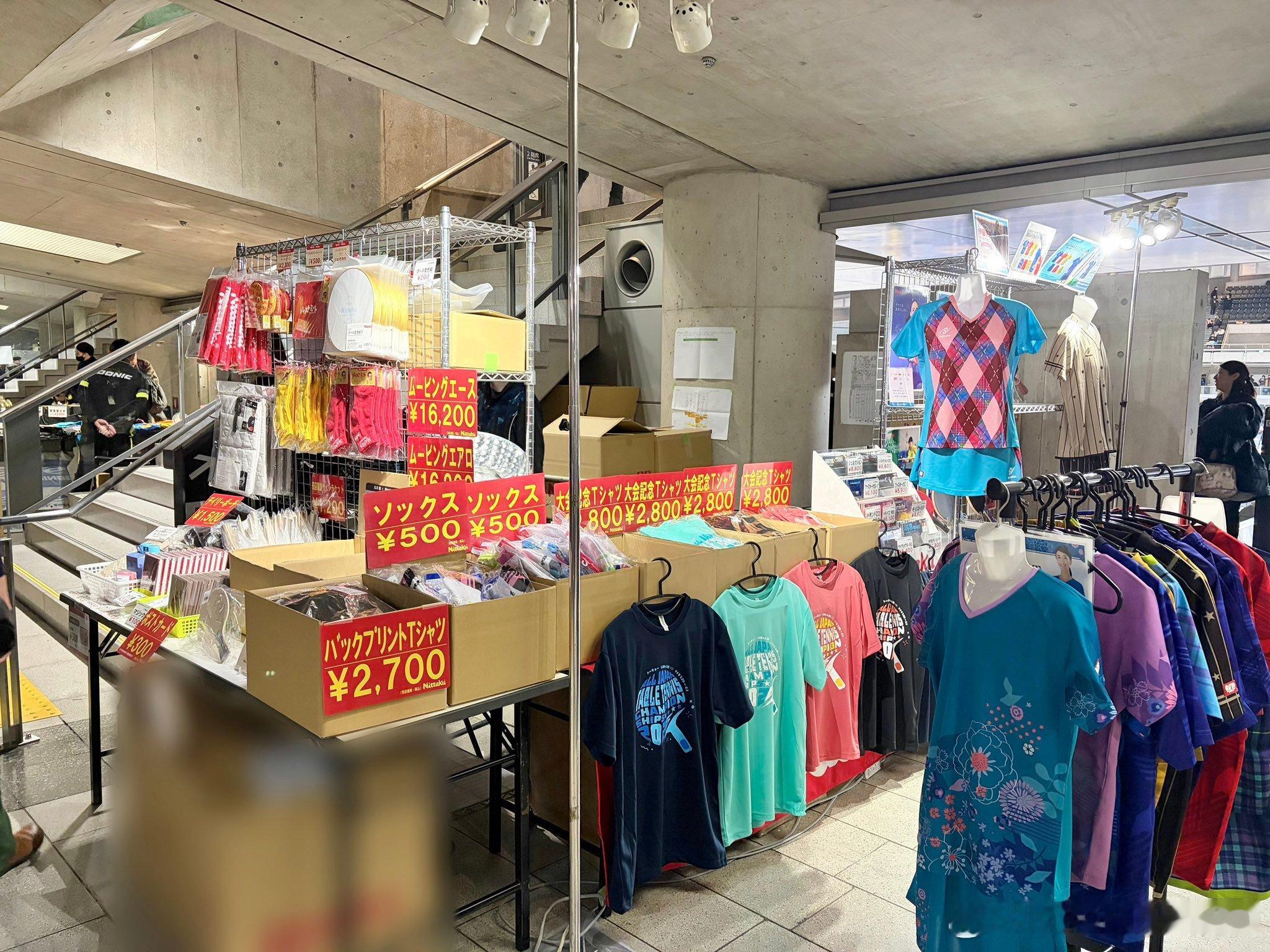 尼塔库在全日锦会场的展位真的很像地下商场卖睡衣的😂 