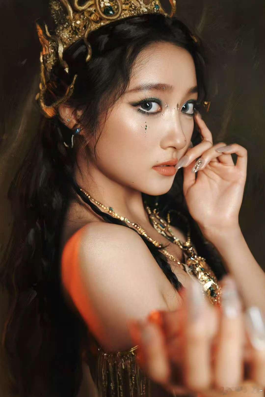 关晓彤蛇女关晓彤金蛇女王 关晓彤新造型也太酷了吧！ ​​​