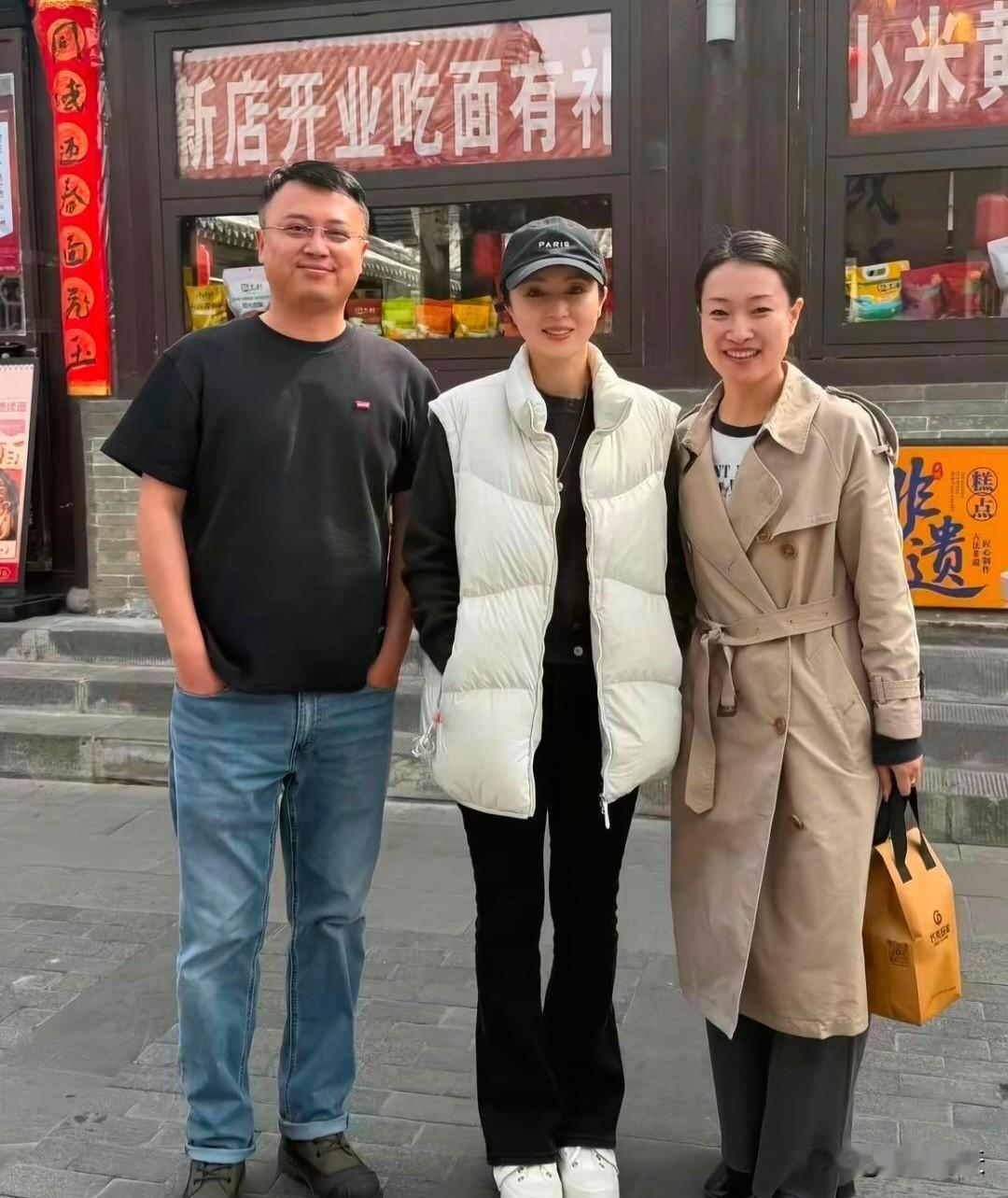 董璇和老公张维伊现身山西大同逛美食街，她现实中真人看起来好年轻，皮肤非常好，身材
