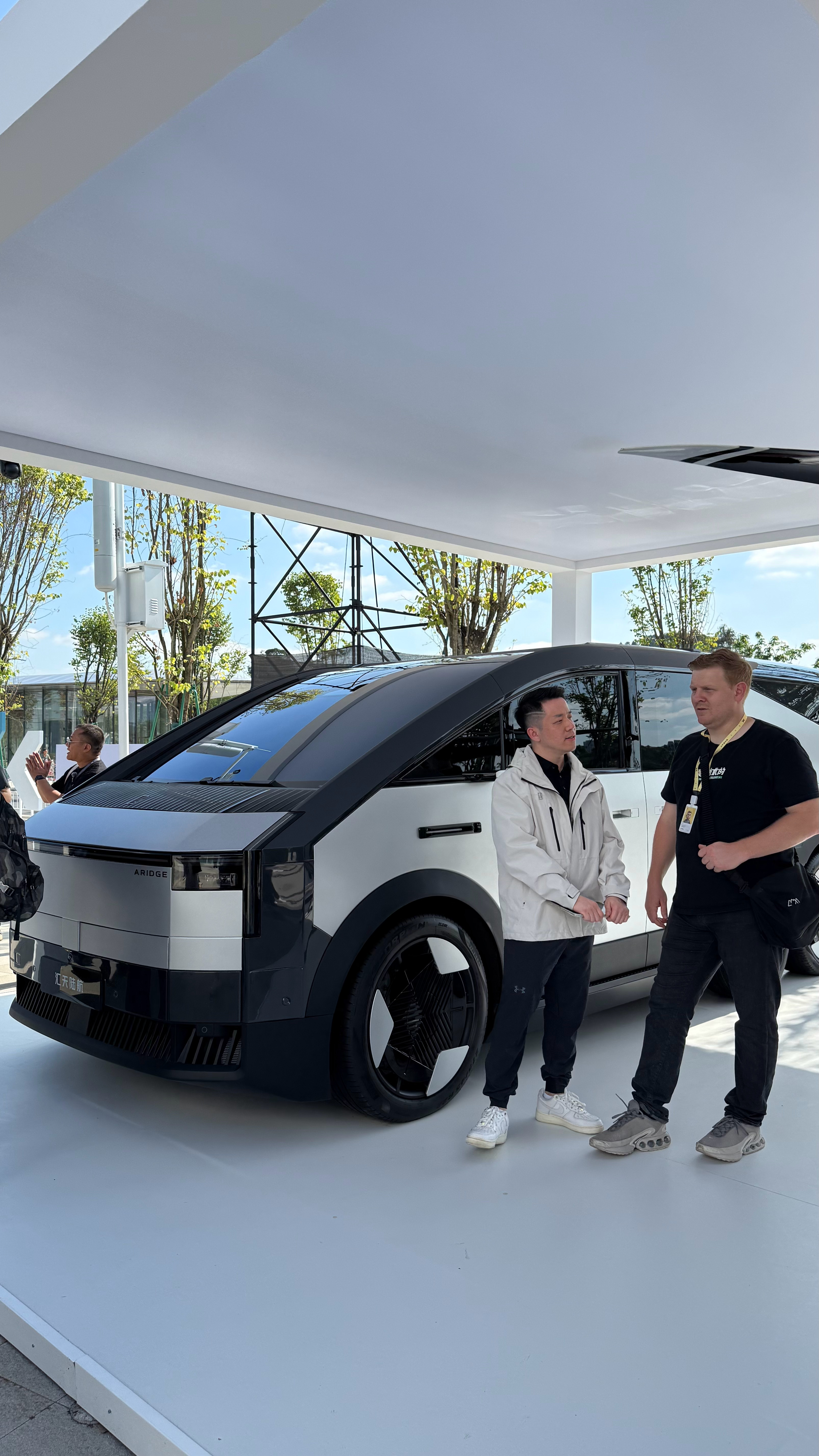 何小鹏首次披露物理AI巨大进展我看着人形机器人站在眼前，很诡异的感觉。大脑明知道