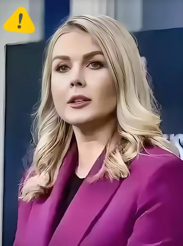 美国霸权崩塌的第一块多米诺骨牌，终究还是倒下了。白宫新闻秘书莱维特的一则通报掀起