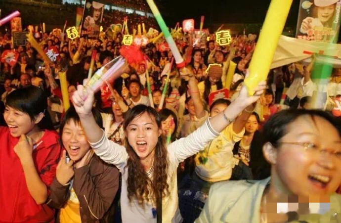 每三个中国人就有一个在看超女 有一群人，在那个夏天，通过音乐的力量，向我们展示了