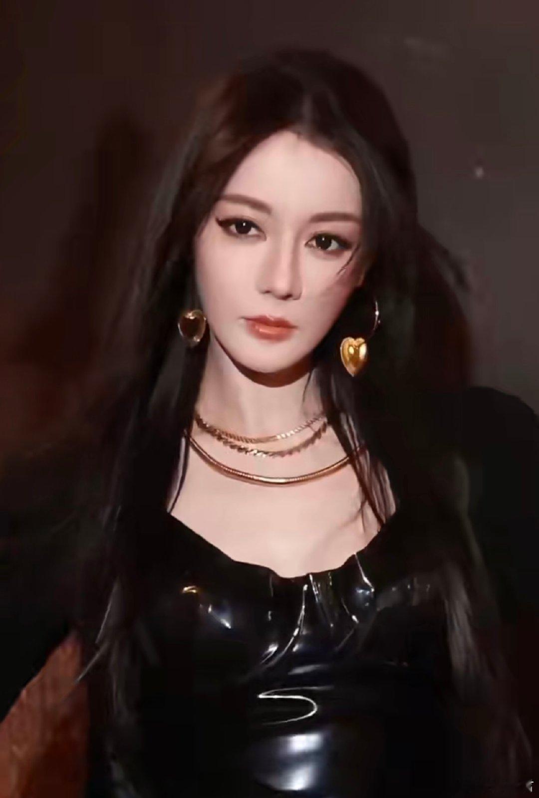 迪丽热巴的眼神正锁定你迪丽热巴现在最大的困境好美热巴！！绝了～迪丽热巴的眼神正锁