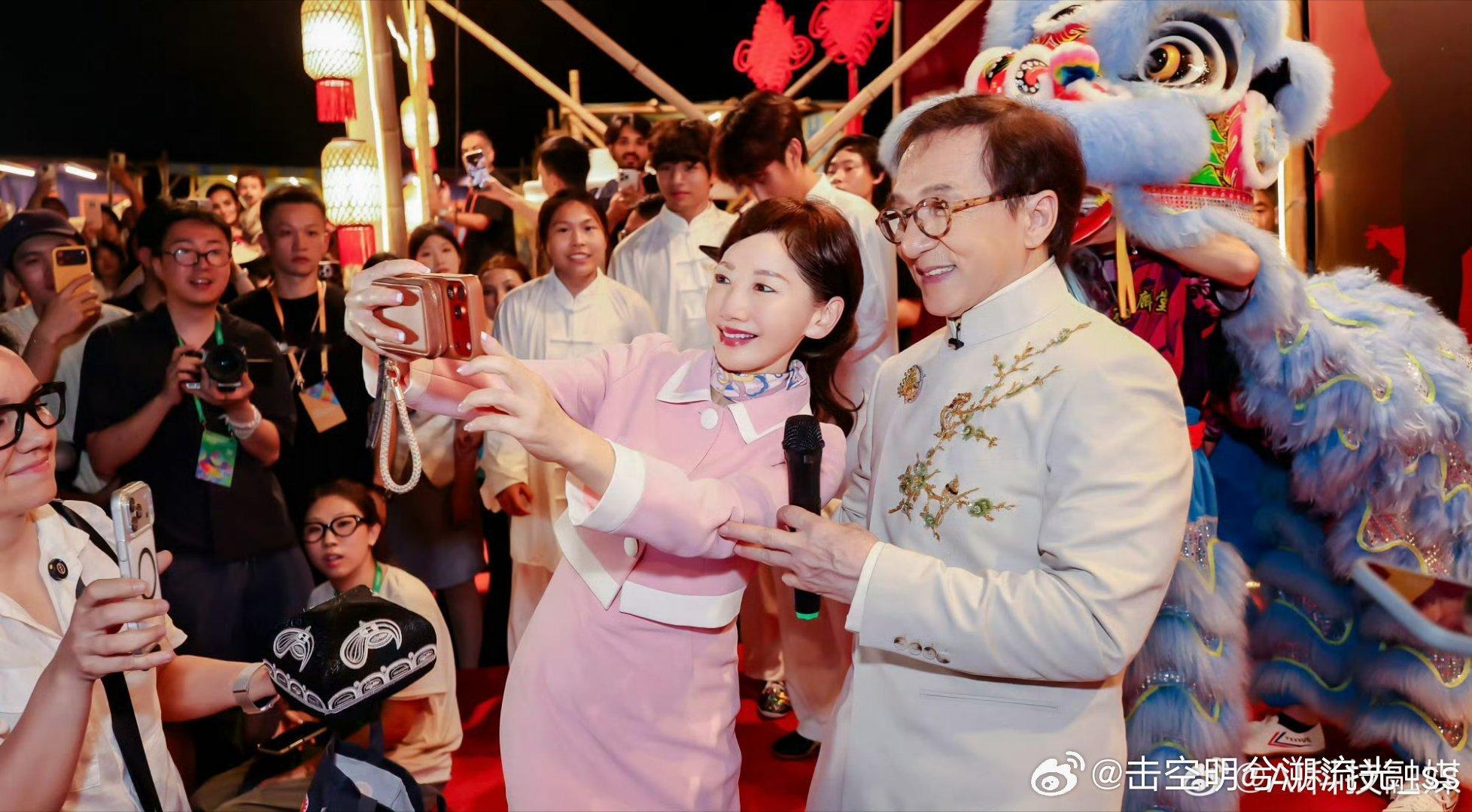 成龙在桂林当起了导游 桂林山水甲天下，配上成龙大哥当导游更绝了！边走边讲当地故事