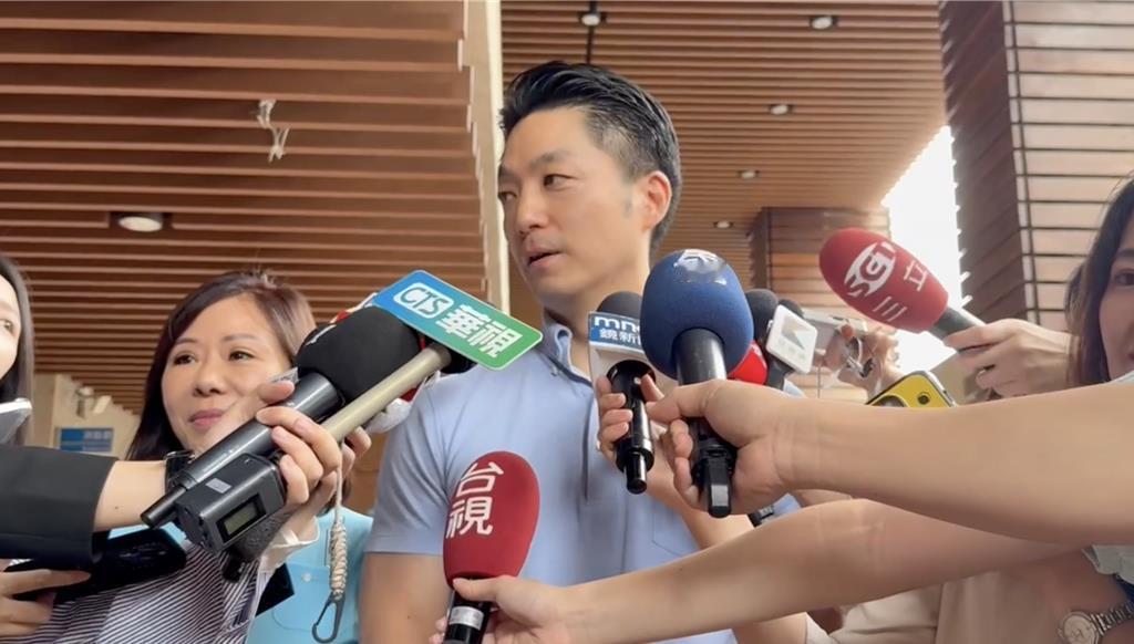 台北市市长蒋万安先是陪伴立委王鸿薇和徐巧芯前往投票点完成投票。之后，他又马不停蹄