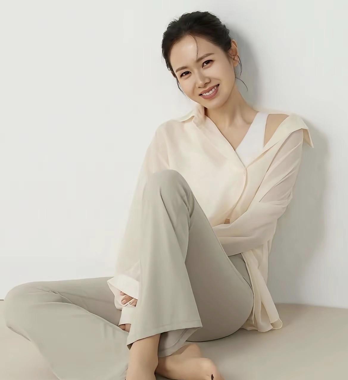 当内娱还在用滤镜磨平每条皱纹时，韩国顶流已经把细纹演成了收视密码。
《三十九》里