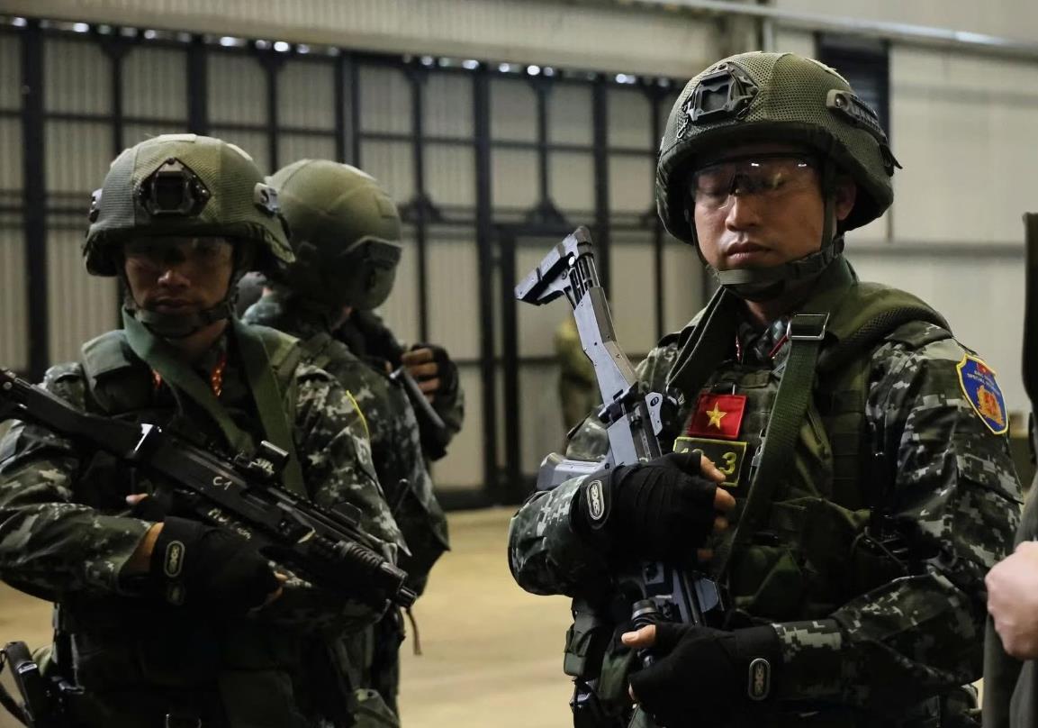 参加国际比赛的越南特种兵，
有人可能要问，怎么单兵装备这么“潮流”了？
一种可能