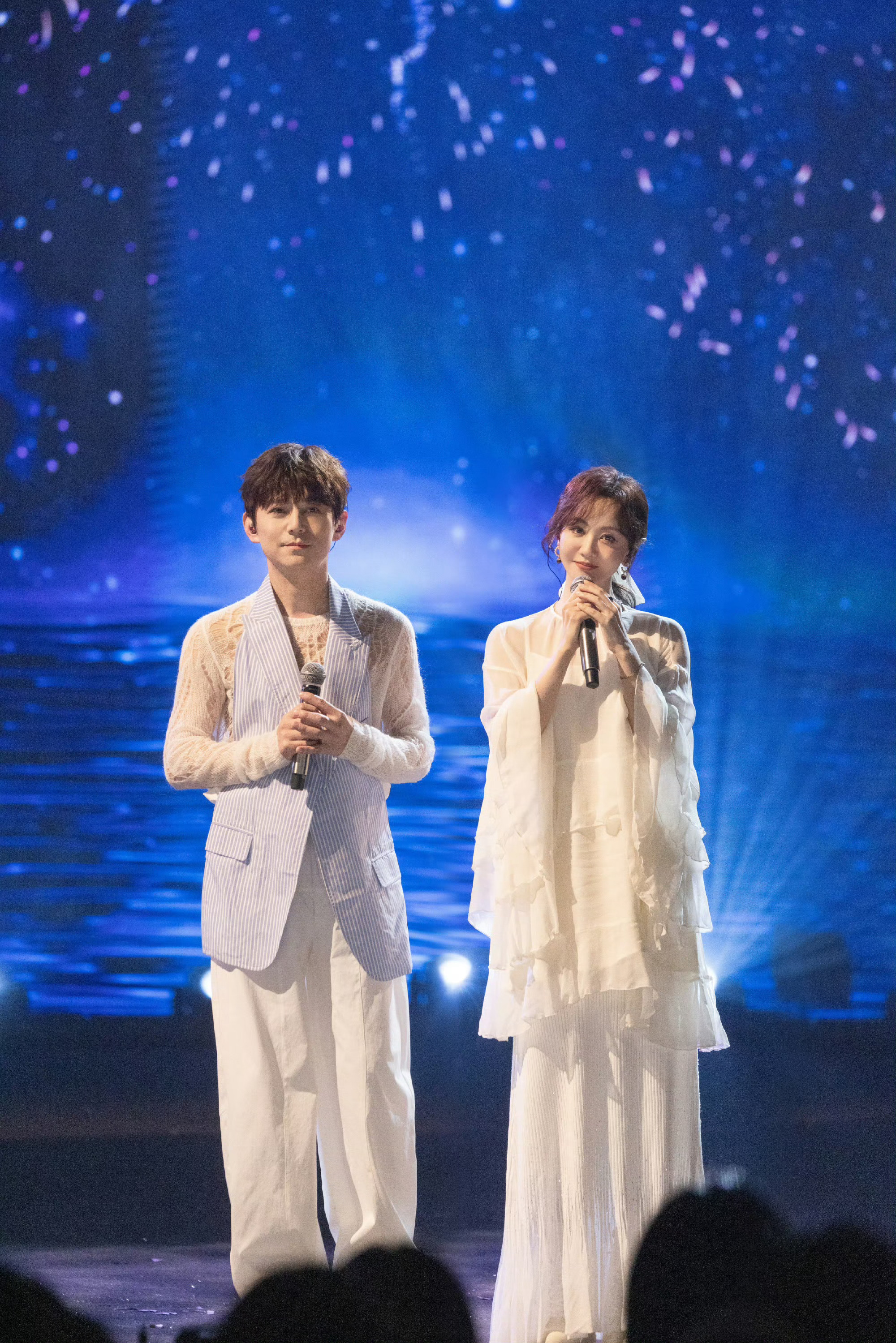 何炅杨蓉是十指紧扣的关系 大侦探太会整活！恋综片场秒变悬疑凶案现场，何炅杨蓉十指