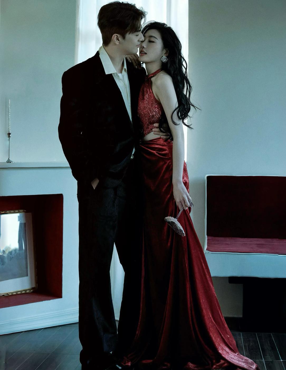 孙乐言奥斯卡情人节大片来袭！
孙乐言身穿红色长裙，热情似火！
奥斯卡身穿黑色西装