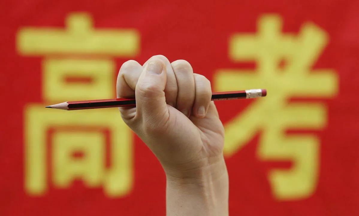 “昨天晚上给女儿开完家长会，我彻夜难眠。

女儿今年已经高三了，长相平平，智商平