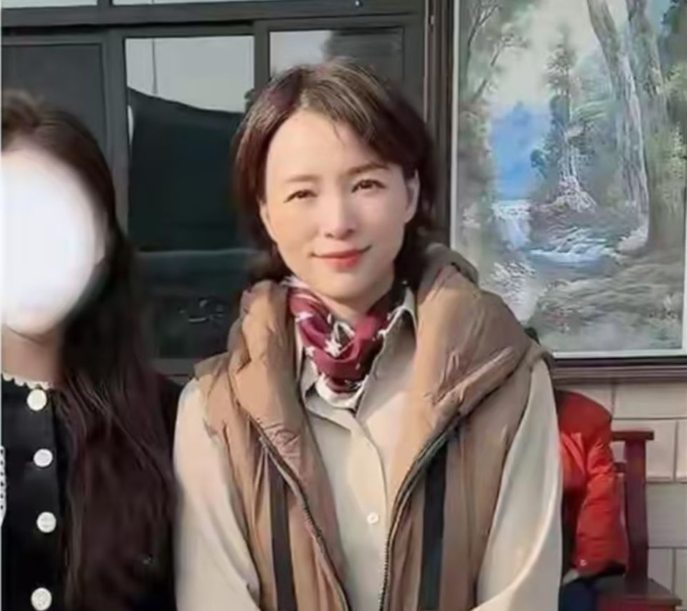 董卿重庆被偶遇！52岁状态惊艳，辟谣离婚传闻，还是那么优雅 