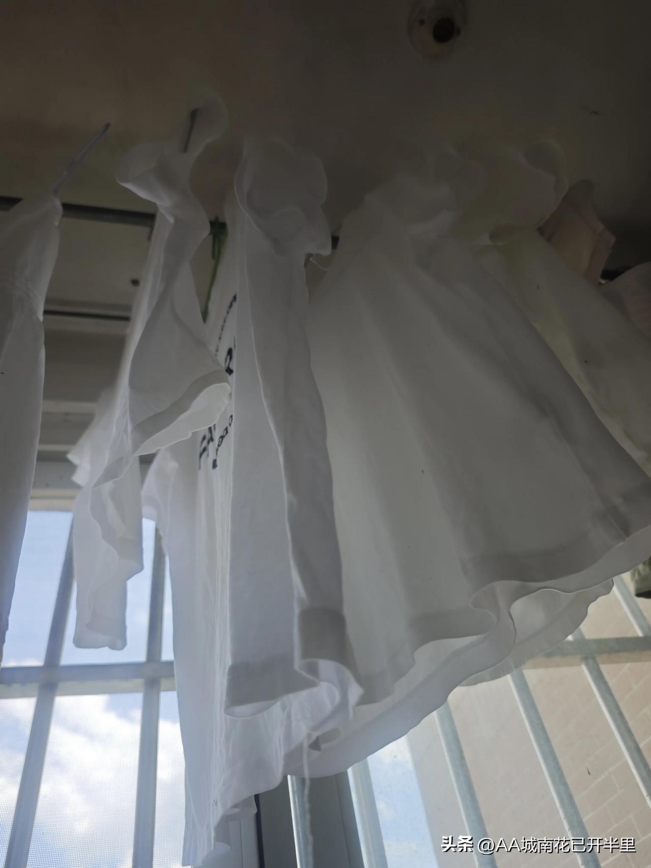 爆炸盐洗白衣服是真的很不错，真的去黄很不错啊！第一次发现自己的白色衣服可以这么白