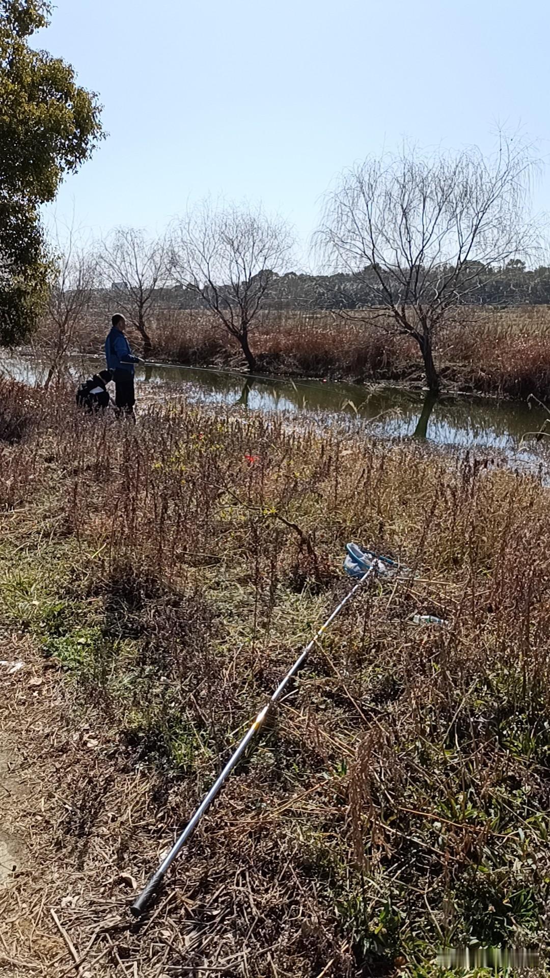 一钓鱼就走不动道的人[黑线]
昨晚5点多到家，陪他老父亲，也是就是过个场，意思一