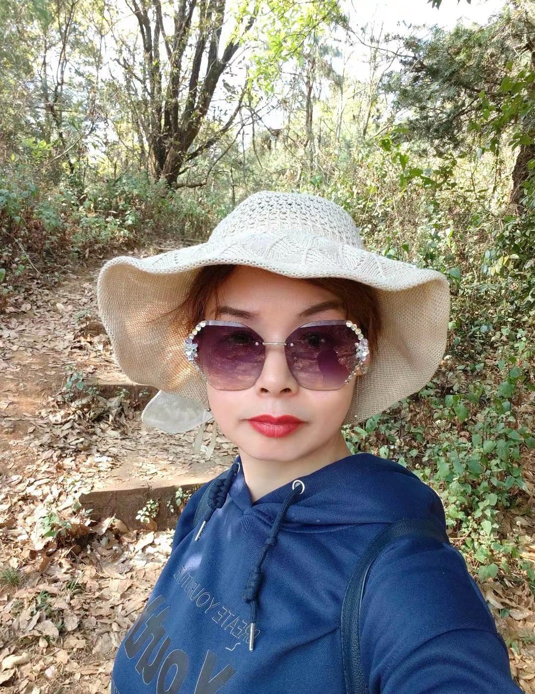 户外真实的我 秀出我的户外穿搭 总有人翻山越岭为你而来 享受大自然的美好时光 喜