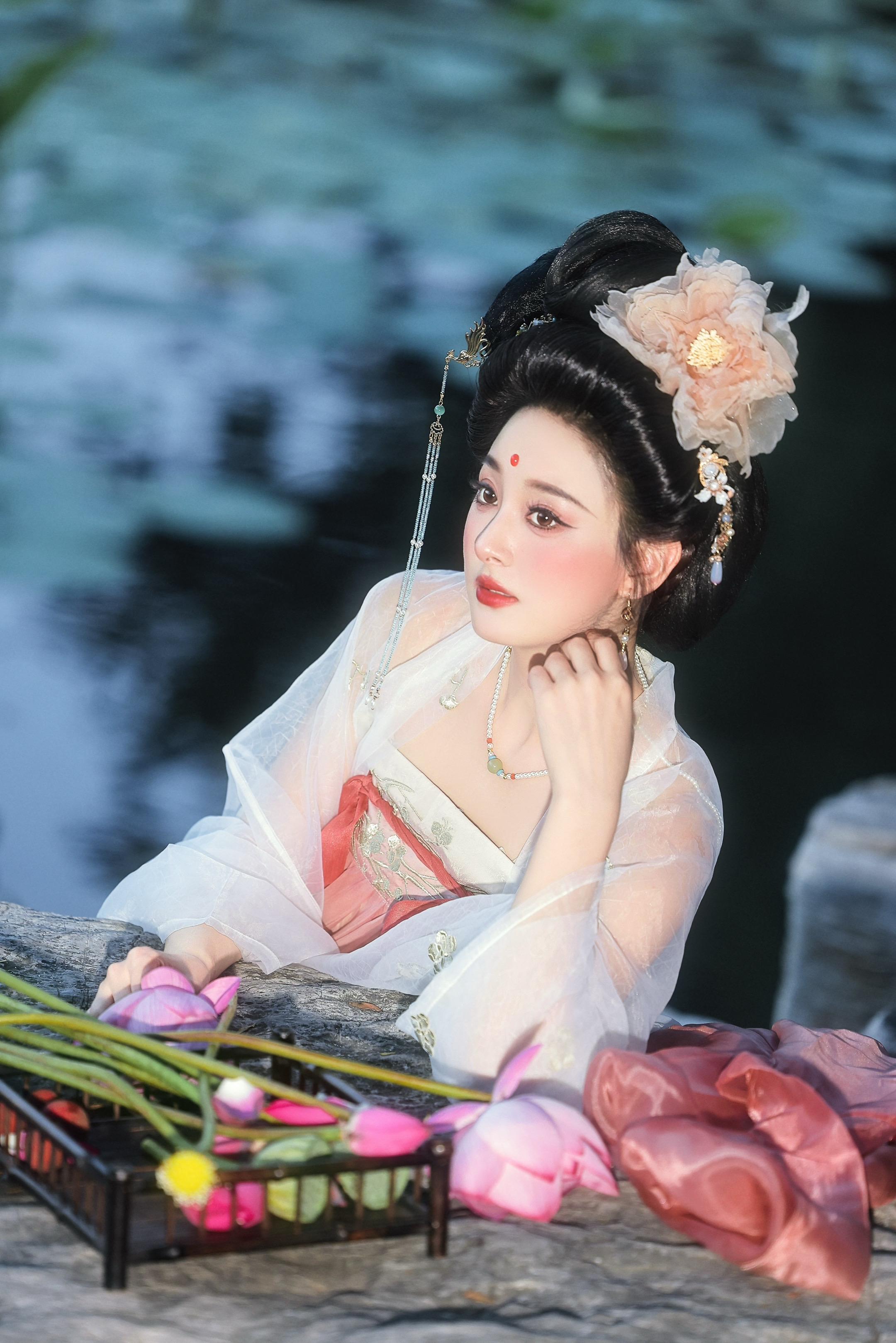 从古早电视剧走出来的美人。这次尝试的是古早感 摄/后：我