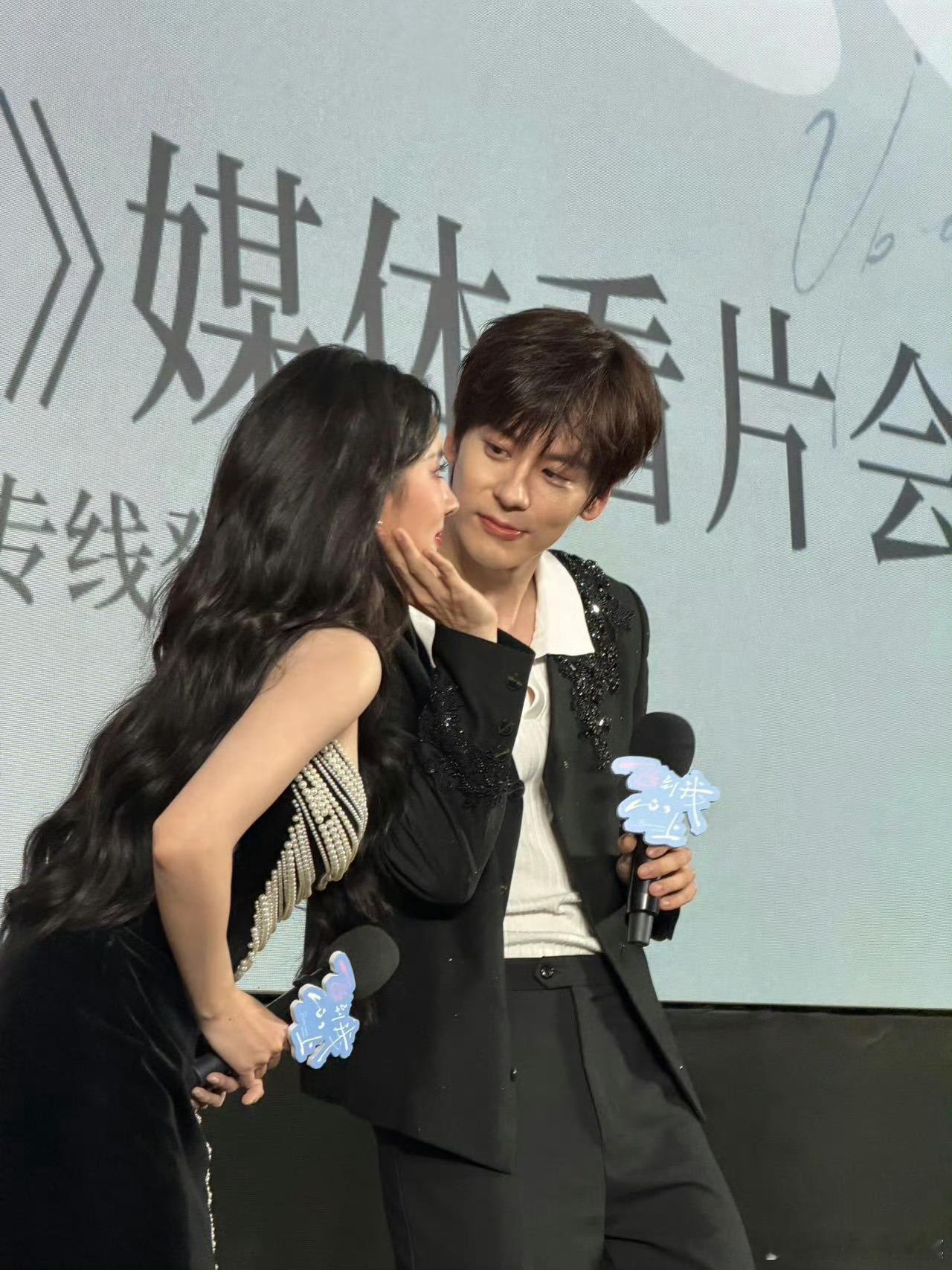 魏哲鸣刘些宁总裁和夫人回来了 看片会一出场就被魏哲鸣和刘些宁惊艳到，西装礼裙搭配
