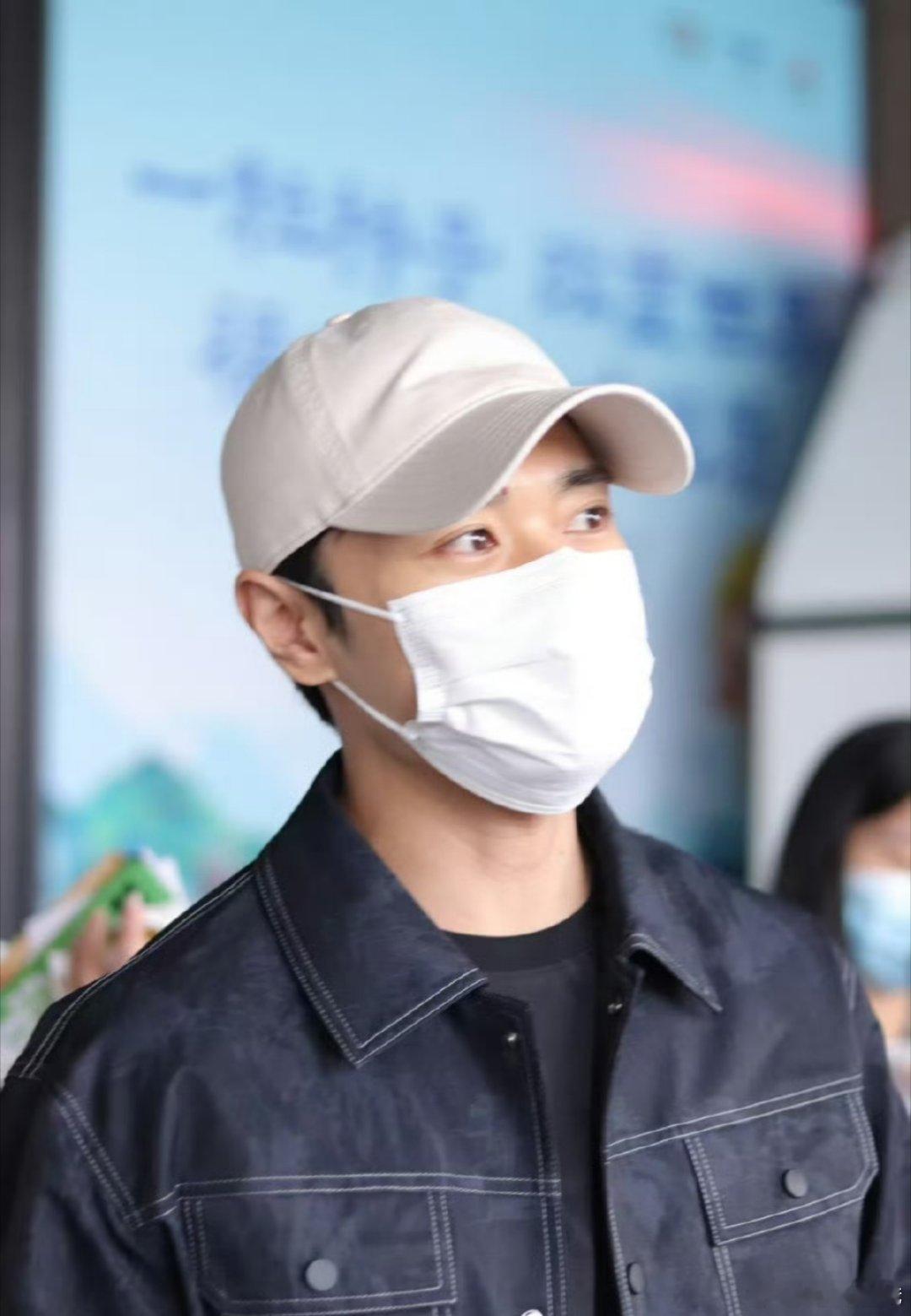 曹骏机场给粉丝送凤梨酥曹骏和粉 丝们真的像朋友一样 还送凤梨酥给大家吃[开学季]