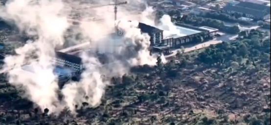 泰国军队又摧毁一座柬埔寨的赌场和电诈园区。从周围环境和竖立的塔吊来看，这还是一座