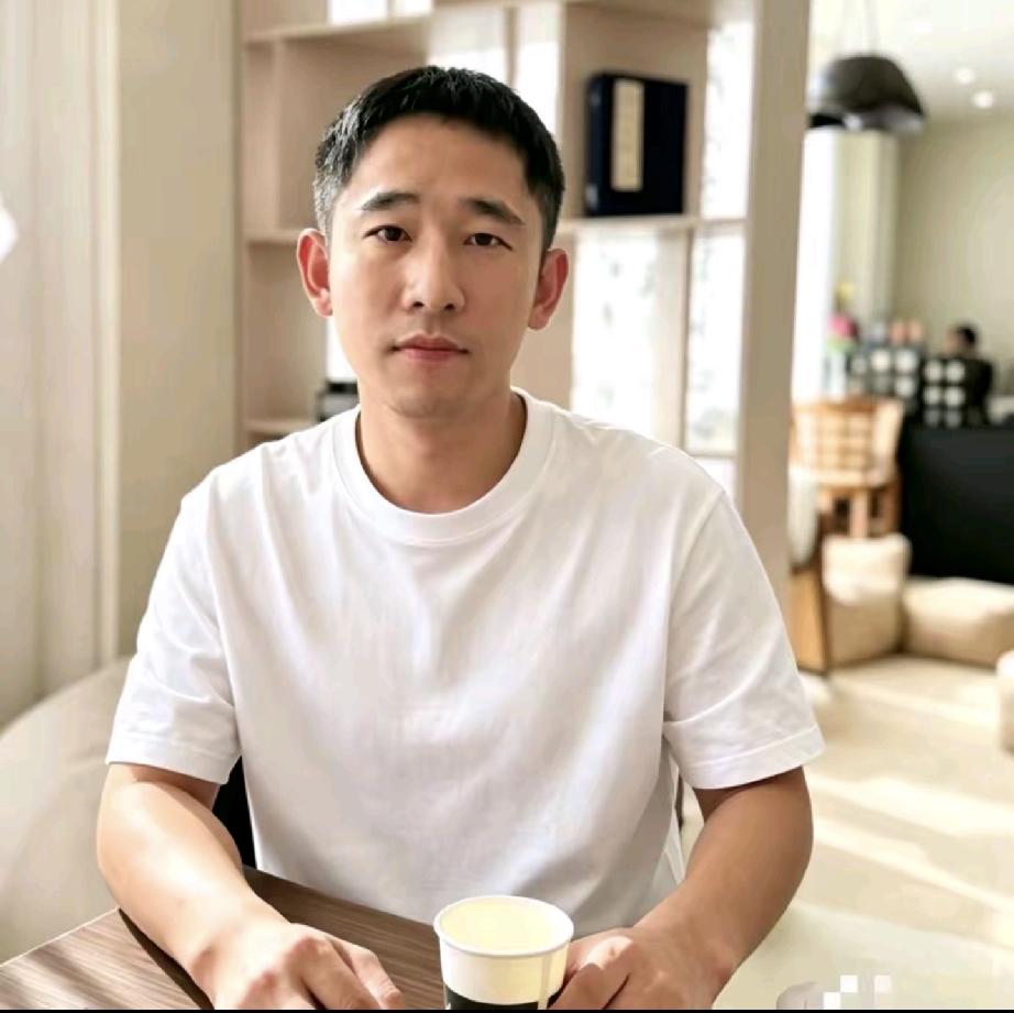 林德东在浙江杭州这几天他的账号有2个变化

首先是他的账号橱窗自从去杭州的第二天