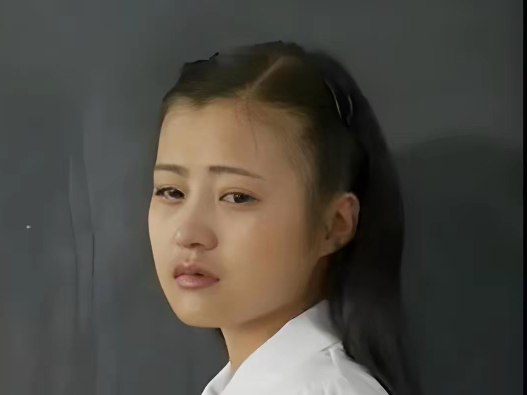 原来郝蕾的头发有天生的美人尖呀。 