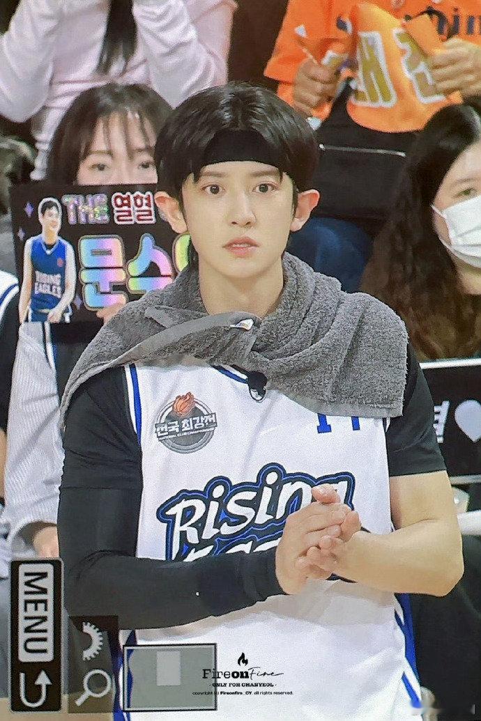 朴灿烈篮球综艺路透朴灿烈篮球综艺路透，完全满分男来的！ 朴灿烈篮球赛生图