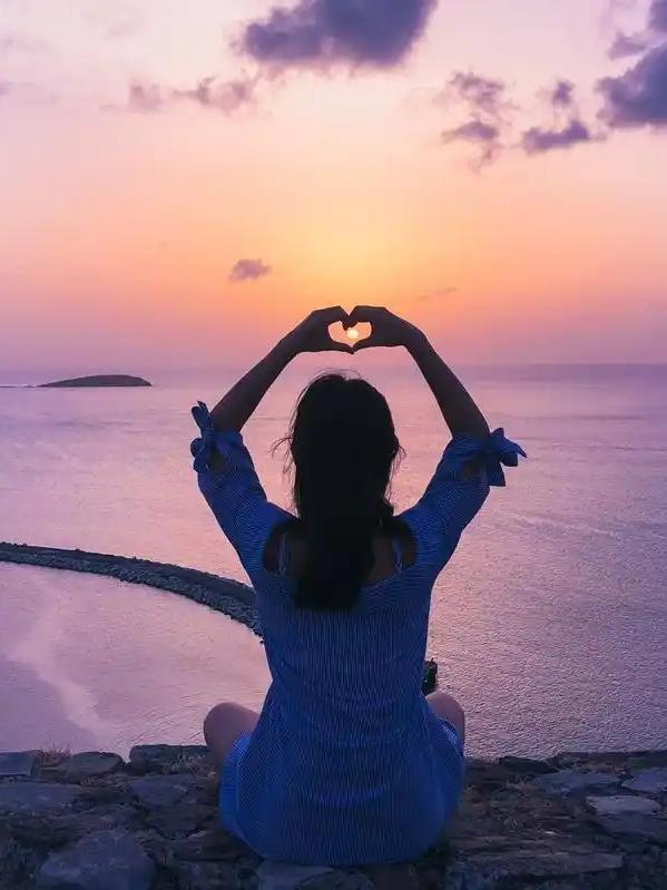 跳舞不为秀技，只为给自己找份乐子，
今晚遛弯时，邻居张大姐凑过来，拍了拍我的肩膀