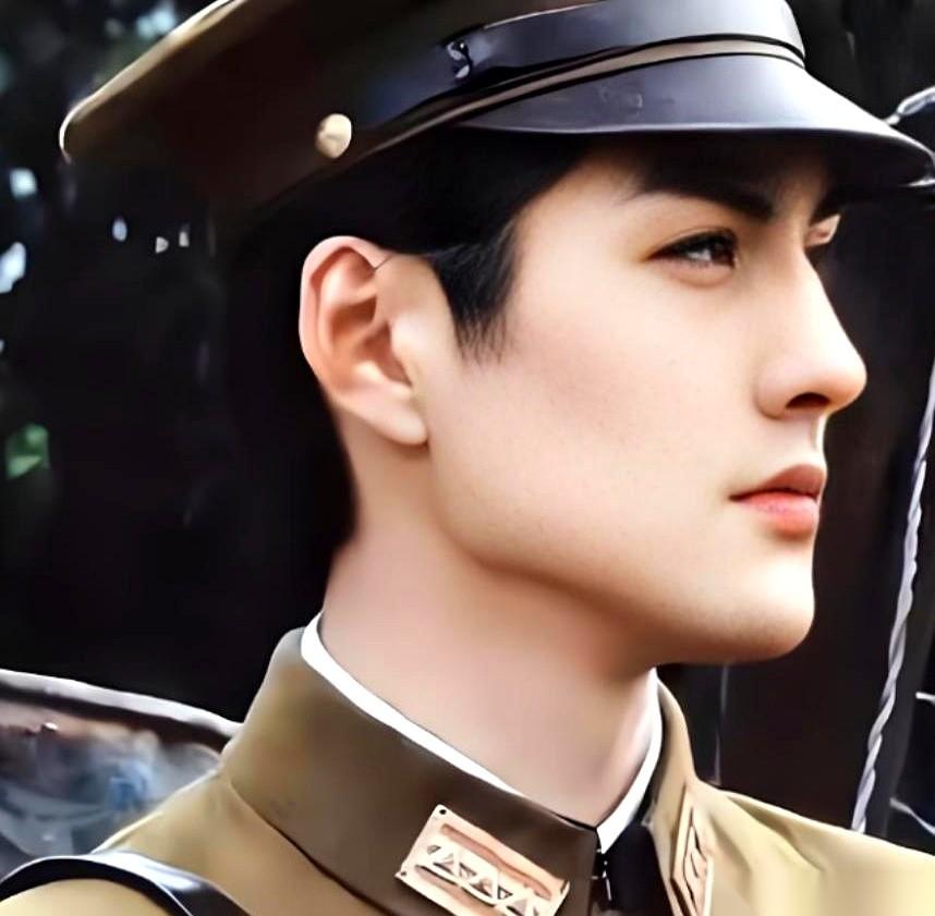 这段关于严屹宽早年刚出道的传闻，至今听起来都足够魔幻。2000年的一场圈内聚会上
