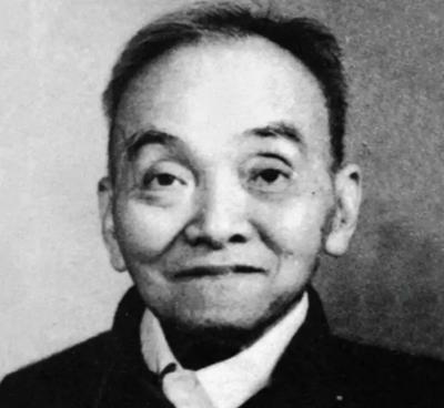 1949年，范纪曼被捕，不久被判处死刑！

铁窗里的阳光把范纪曼的影子拉得很长，