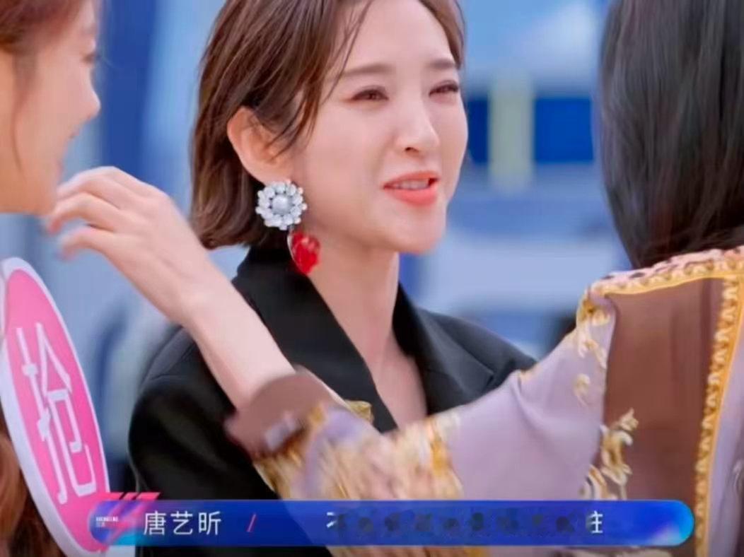 代斯把粉底蹭唐艺昕肩上了左计回家要洗衣服了，这段互动真的看一次笑一次。 