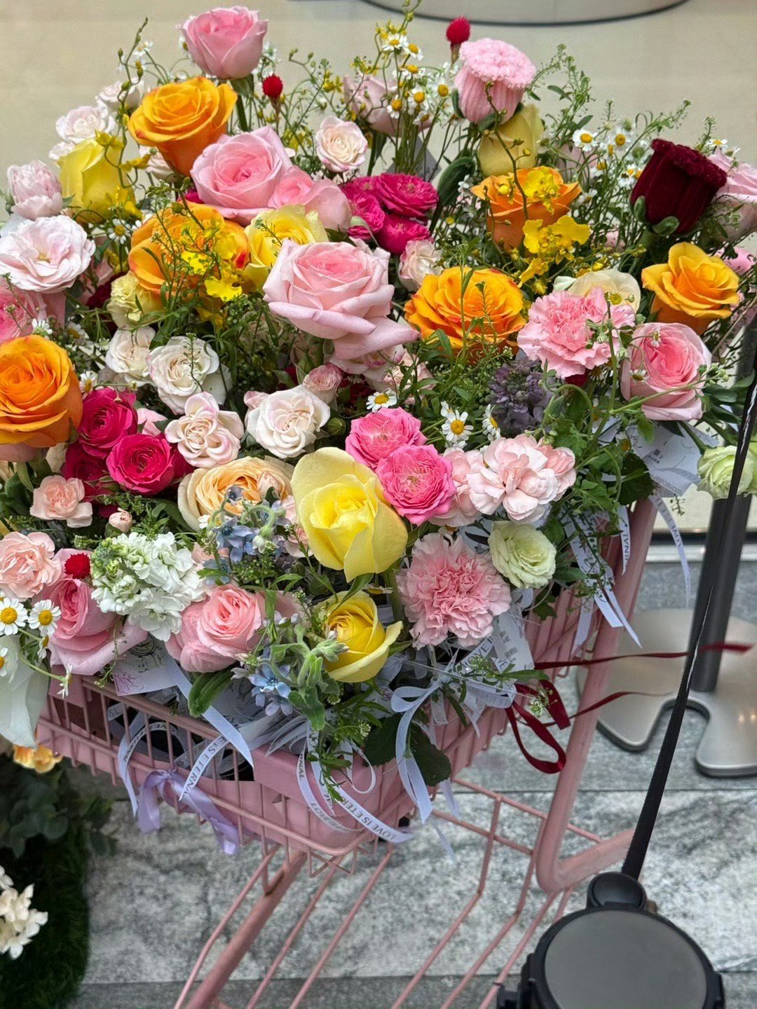 全国多地出现派花使者三月春风暖人心，杭州街头派花使者开启浪漫派送，免费鲜花搭配专