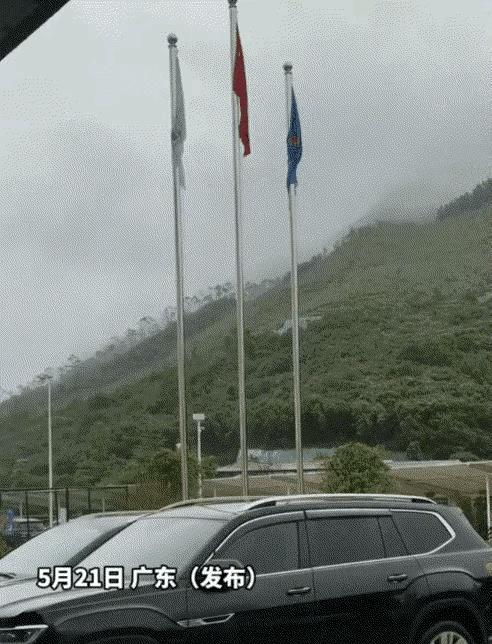 “科学都解释不清楚了”。广东，男子下雨天看到五星红旗被雨淋湿，心血来潮对着国旗唱
