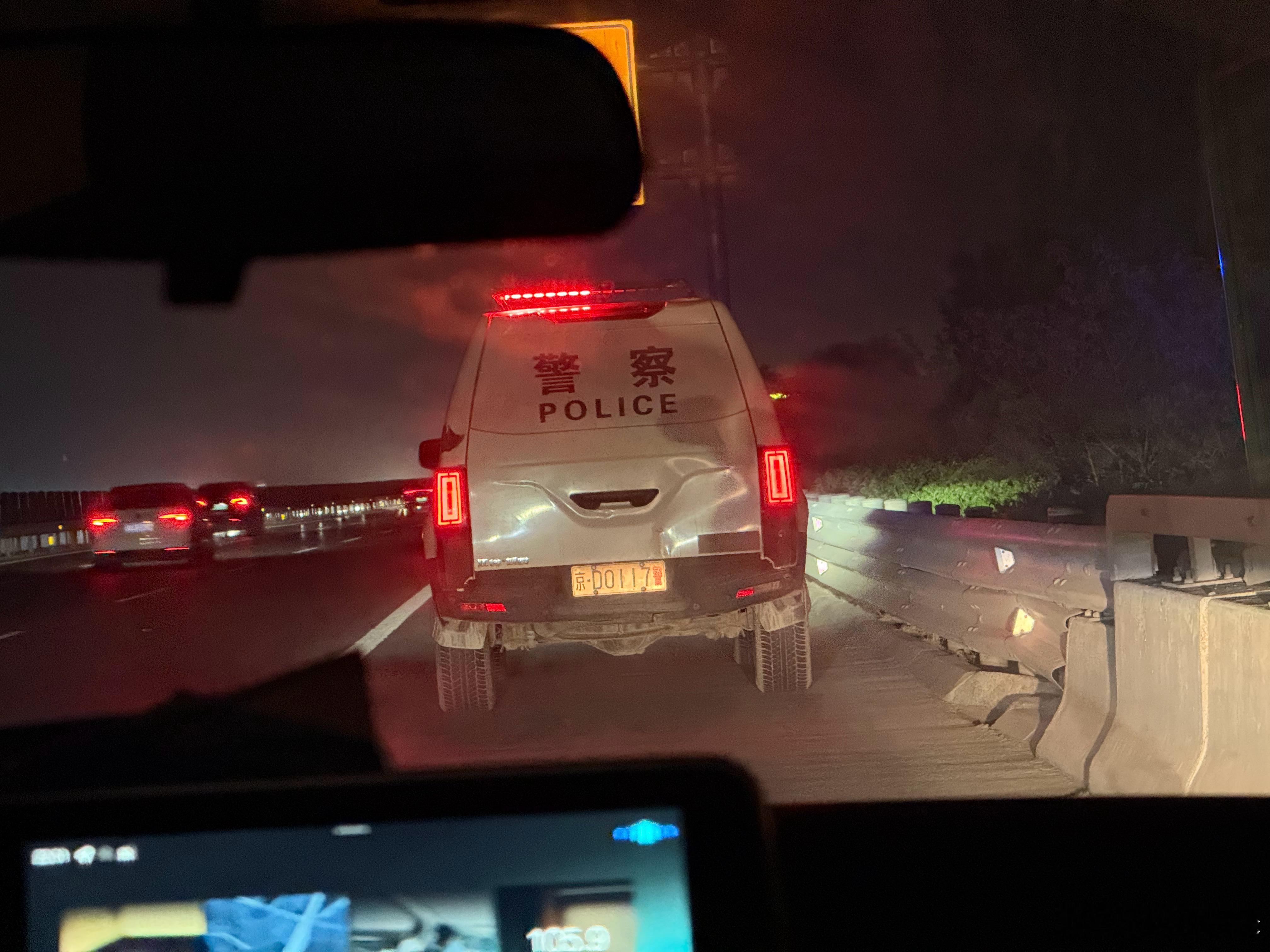 警察叔叔来了，看着像大货车司机爆胎炸的碎片在路上被其他车压到了，但是货车司机不承