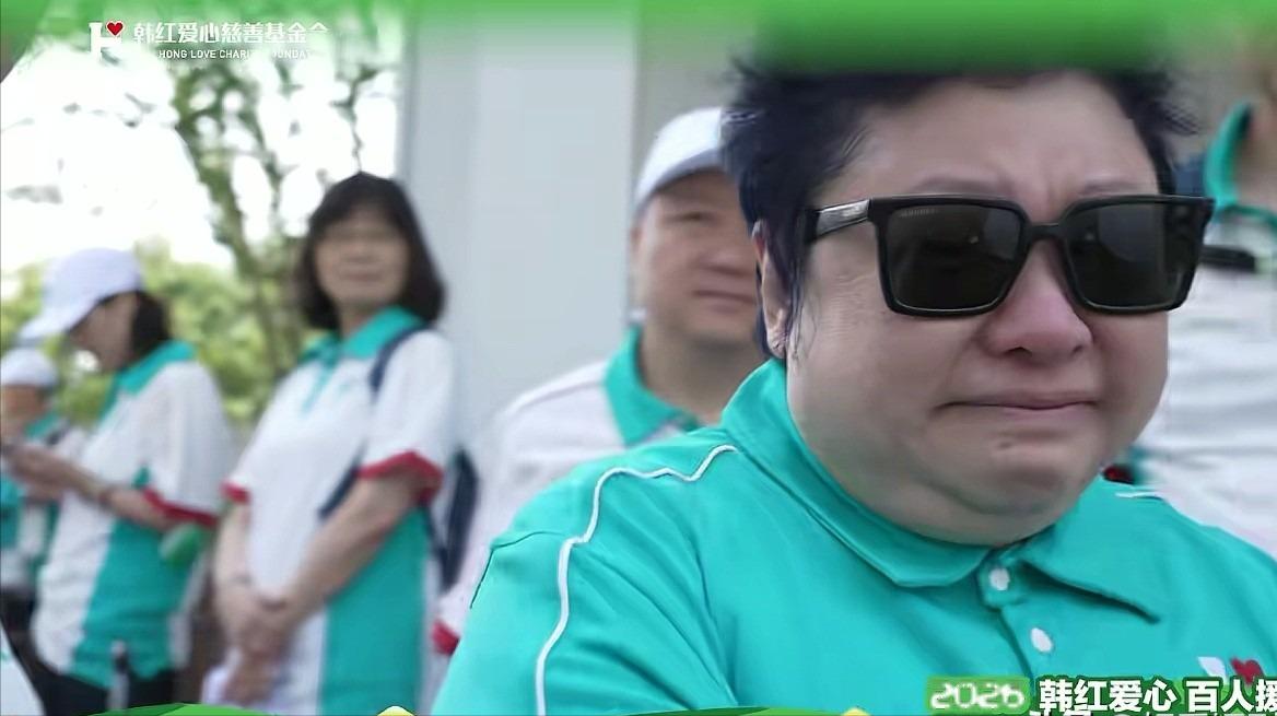 韩红基金会和嫣然基金会放在一起对比，反差太强了:一边是嫣然基金会出行，几个人，衣