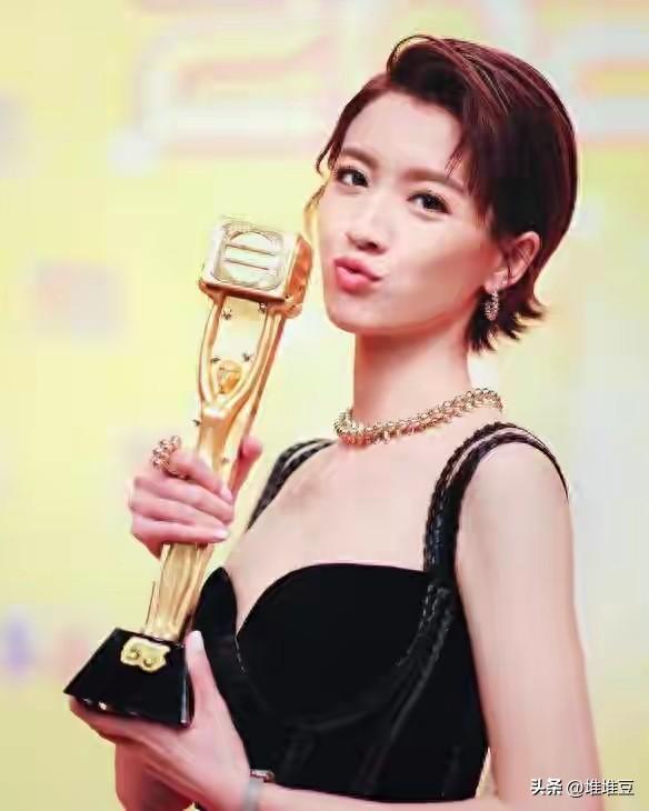 Tvb力曾捧的90后双料视后，
直接被官网除名，
搜遍全网“查无此人”？

是的