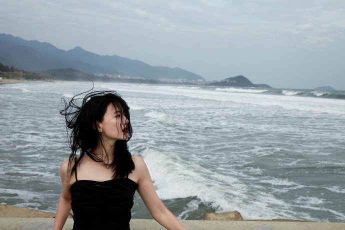 #高圆圆海边写真#高圆圆海边写真黑色吊带裙造型美鼠我了！姐姐自由松弛的感觉好让人