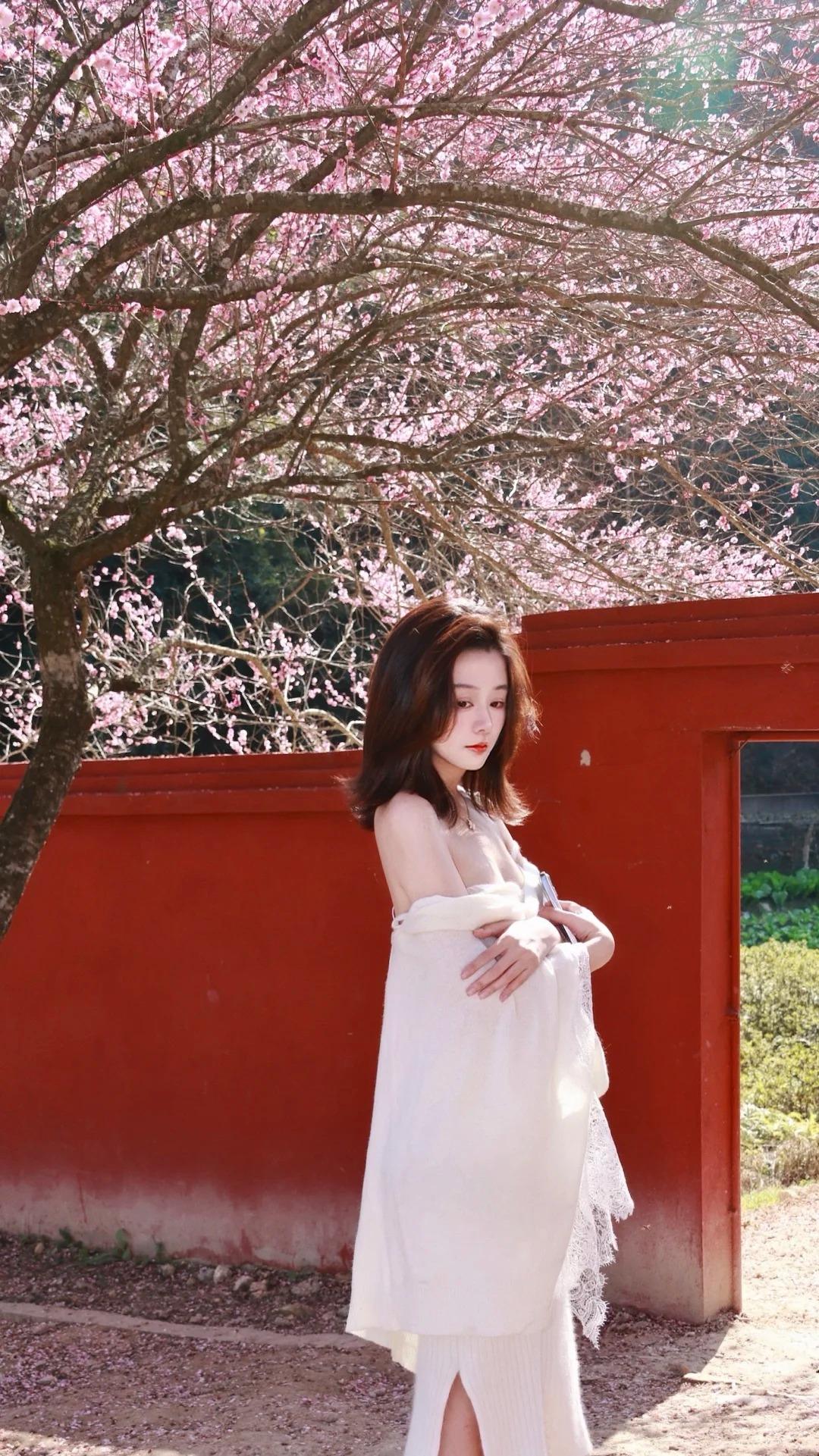 如春风、如阳光般温暖甜蜜的模特小姐姐，手部骨节是竹节般的清劲凸起，不似玉枝般温润