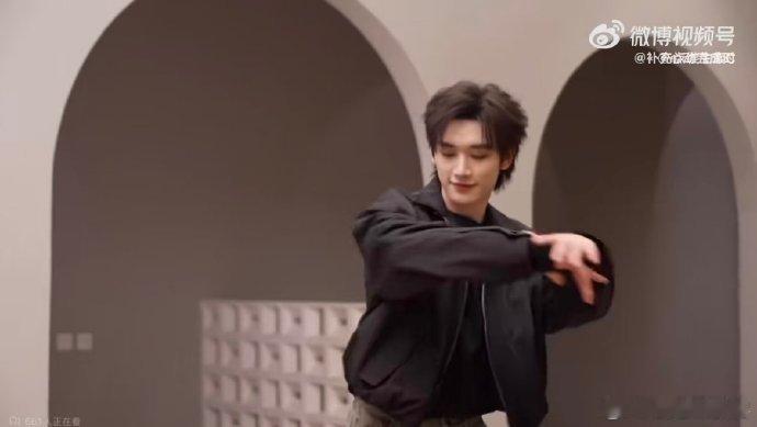 丁程鑫又跳了咆哮  建议把丁程鑫《咆哮》舞台刻进星链！他用领带甩过脖颈的危险动作