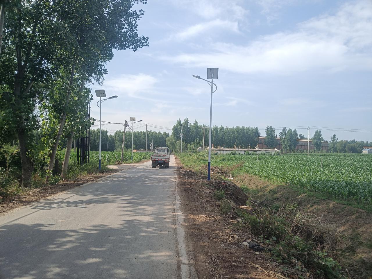 通往老家的水泥路两边，不知道啥时候按上了太阳能路灯。看路灯底座的泥土还是湿的，说