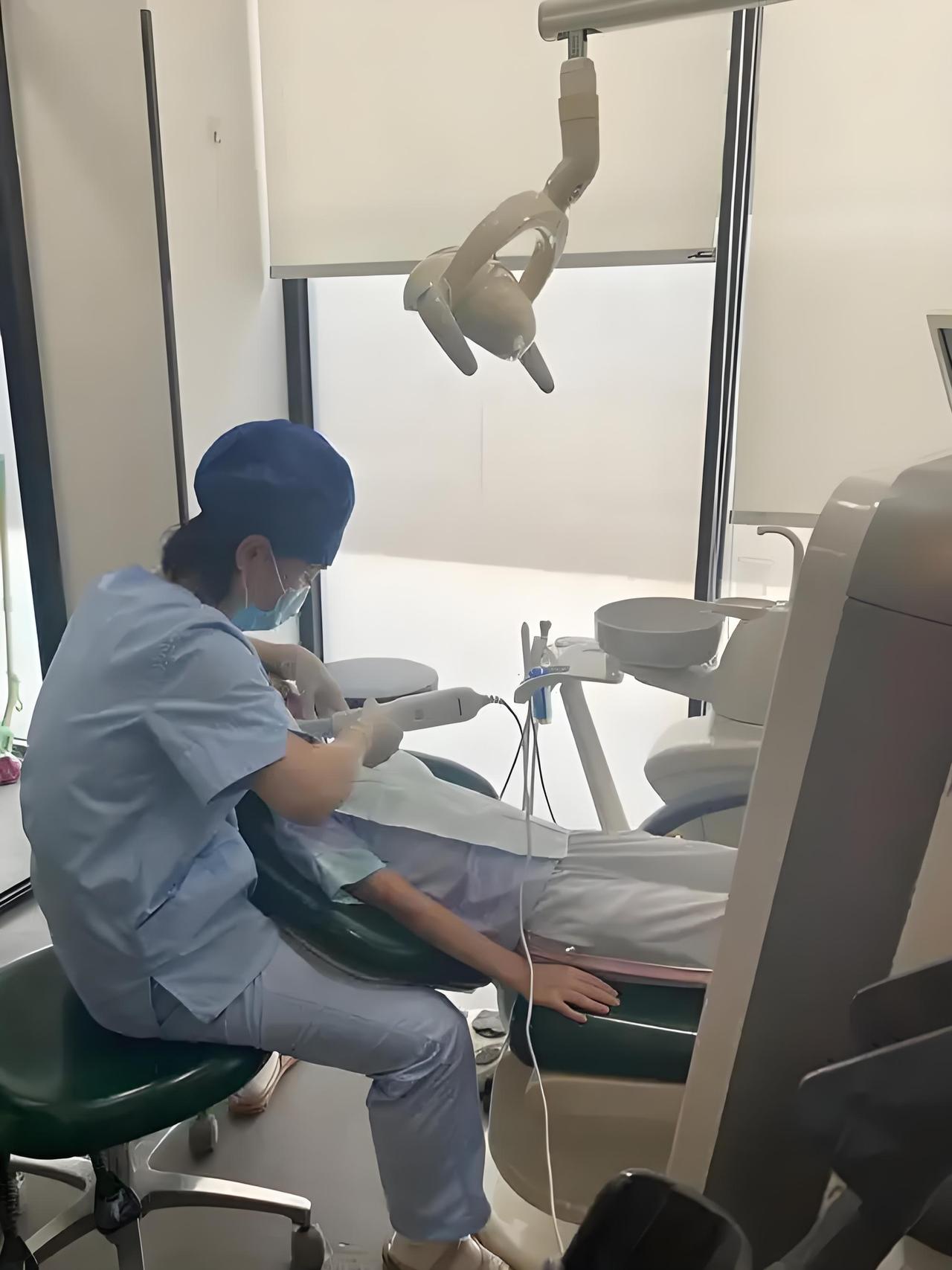 现在补个牙真费钱，抽牙神经就要两千多，没医保支付还真有点扛不住。不过其实补牙部分