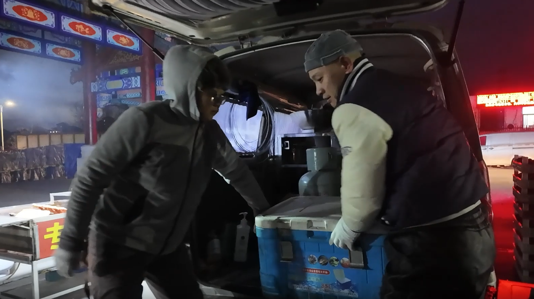新春走基层｜大集里的小温暖：锅包肉夫妻的“巡炸”梦