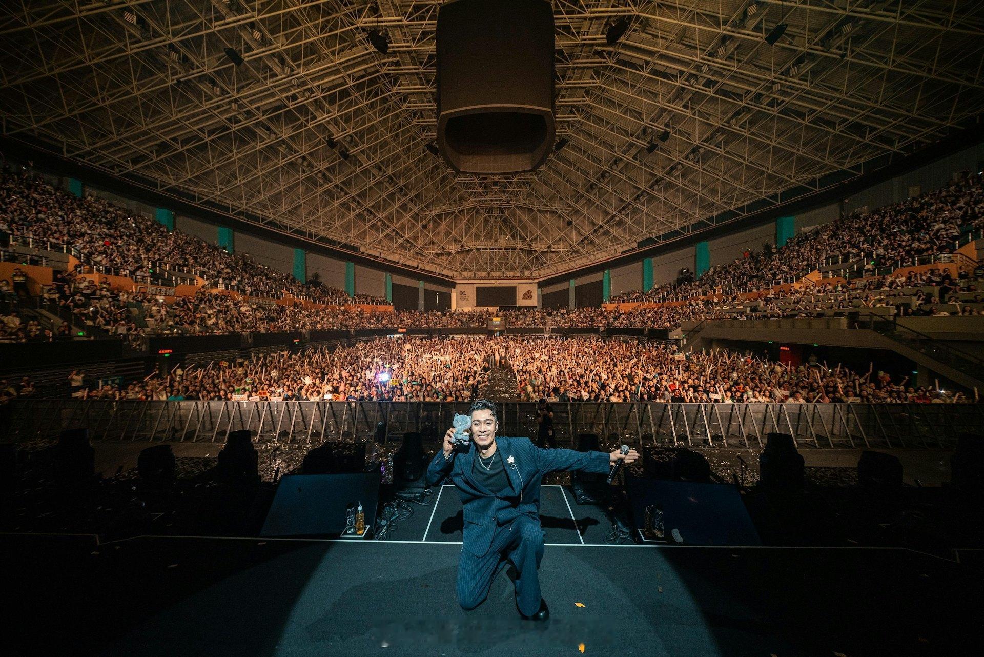 专访｜周柏豪获封大湾区男神 被指唱两首歌狂赚74万：我非常感恩歌手周柏豪“THE